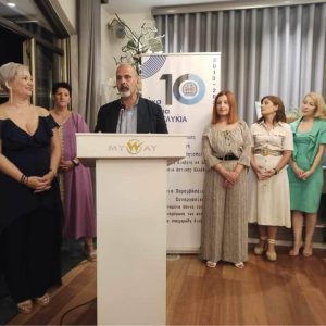 Ένα ζευγάρι επιστημόνων, που τιμάει την άσπρη μπλούζα με το παραπάνω στο ΠΓΝΠ